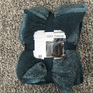 Large oversized cozy throw blanket NWT